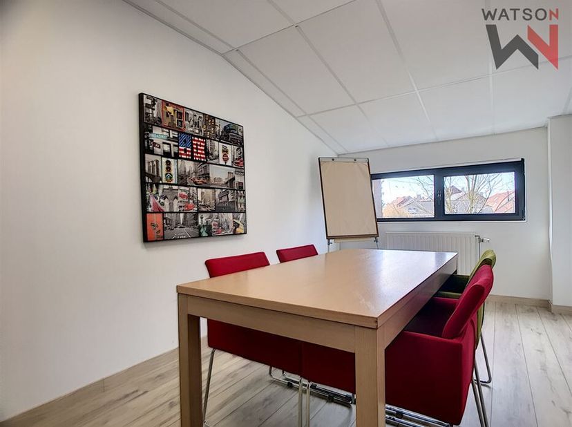 Watson immobilier vous propose ce double bureau remis à neuf, situé à Wavre à proximité des grands axes. A seulement 5min du centre de Wavre, 10min de