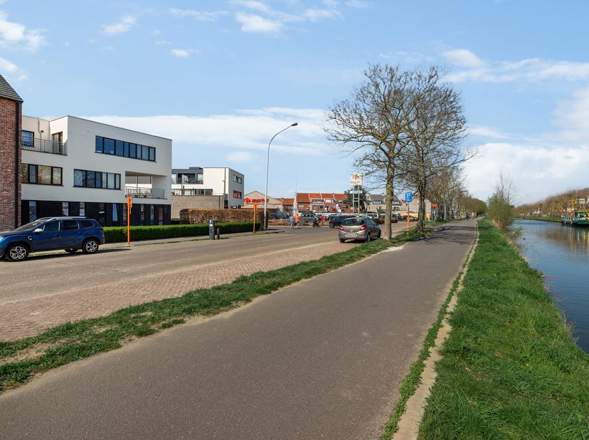 Vlakbij het centrum van Schoten, gelegen aan het prachtige water van de geliefde Vaart ligt dit gelijkvloers appartement te wachten op zijn nieuwe eig