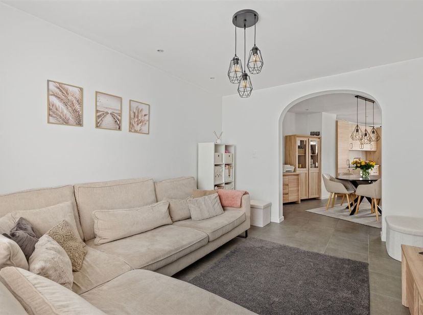 Gelegen in een rustige en landelijke omgeving, biedt deze woning de ideale balans tussen natuur en wooncomfort. Alle voorzieningen, zoals een supermar