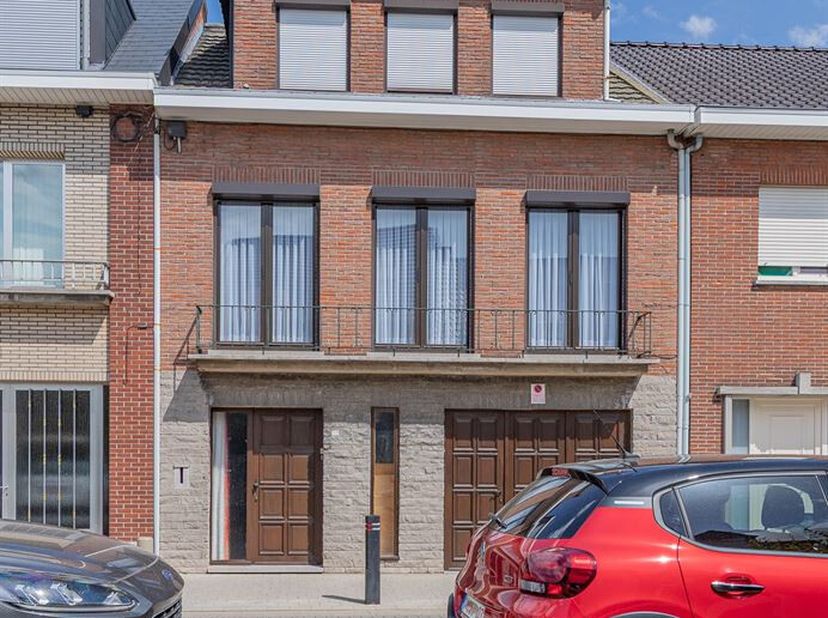 Deze verzorgde bel-etagewoning in Bornem combineert comfort met een rustige ligging in een aangename woonwijk. Gelegen in Grootheide, een rustige stra