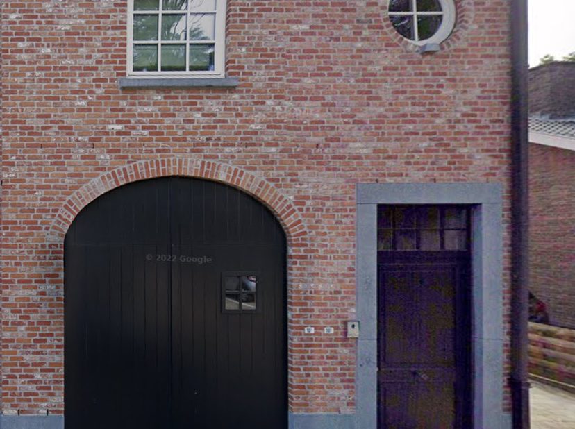 Deze energievriendelijke Triplex die bestaat uit een benedenverdieping met inkom en garage met elektrische poort. Op de eerste verdieping bevindt zich