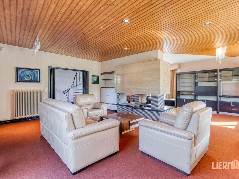 Gelegen op een uitmuntende residentiële locatie, straalt deze unieke villa uit de jaren 60 een karakteristieke charme uit die zeldzaam geworden is. He