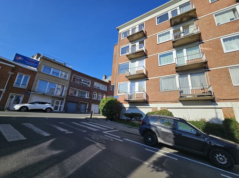 UCCLE - A proximité de la maison communale d&#039;Uccle. Parvissimmo vous propose un grand et lumineux studio( ancienne conciergerie) de +/- 70m² à rénover