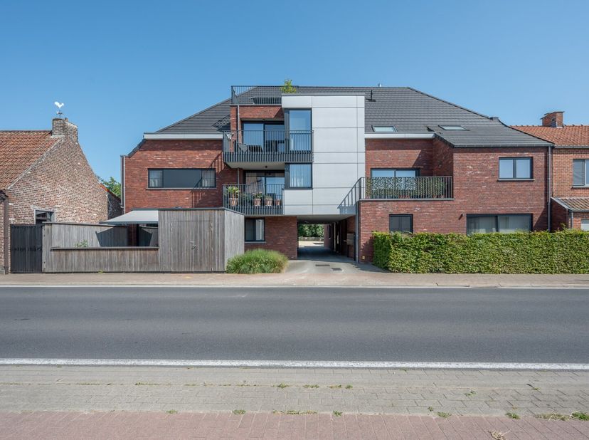 Dit gezellig en instapklare gelijkvloers appartement is ideaal voor wie comfortabel en praktisch wil wonen, met alle voorzieningen binnen handbereik.