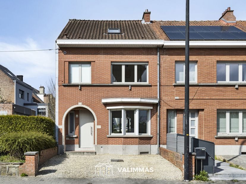 VALIMMAS verkoopt in het centrum van Asse deze rustig gelegen en recent gerenoveerde woning.   Het gelijkvloers bestaat uit een inkomhal, een salon, e