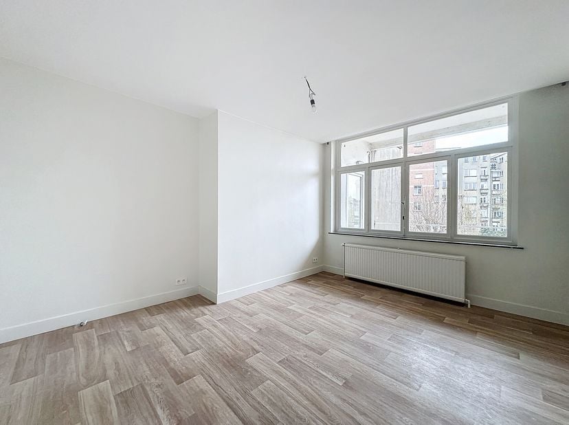 Proche de la Place Brugmann, superbe appartement dernier étage d&#039;une superficie totale de ± 78 m² dans un immeuble résidentiel. Il se compose d&#039;un hal