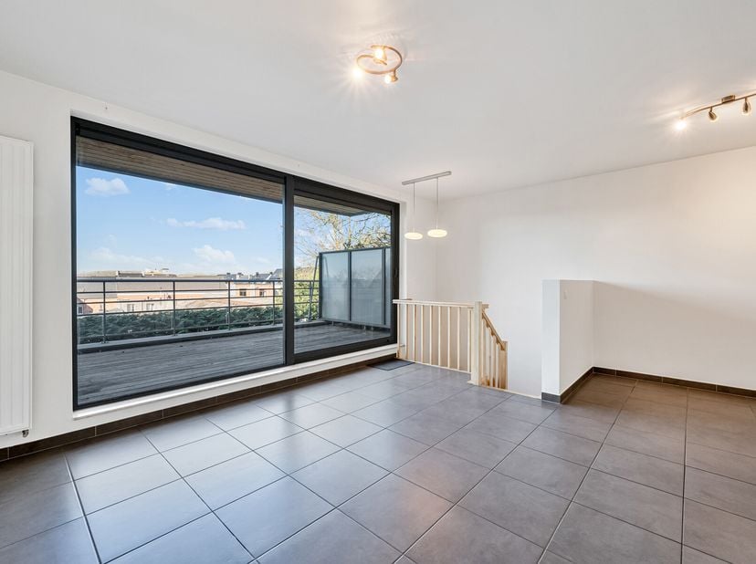 In de rustige Residentie Berg Noord in Wetteren bevindt zich dit uiterst kwalitatief afgewerkte appartement. Het appartement werd met zorg ingericht v