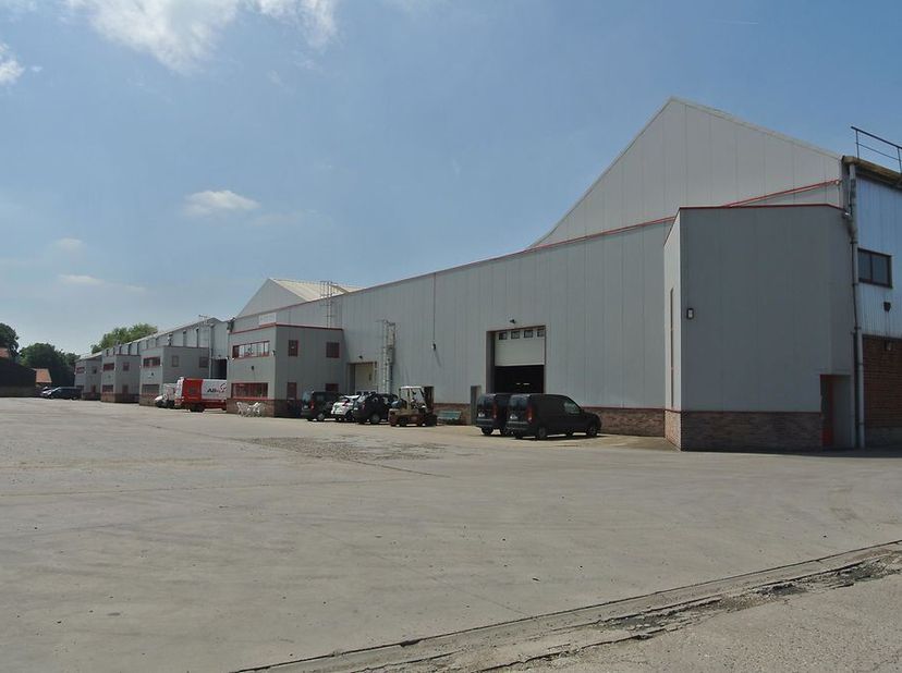 Magazijnen die deel uitmaken van een bedrijvencentrum te Verrebroek (Beveren), in de nabijheid van de E34/A11 en de Antwerpse Haven. Beschikbare opp.: