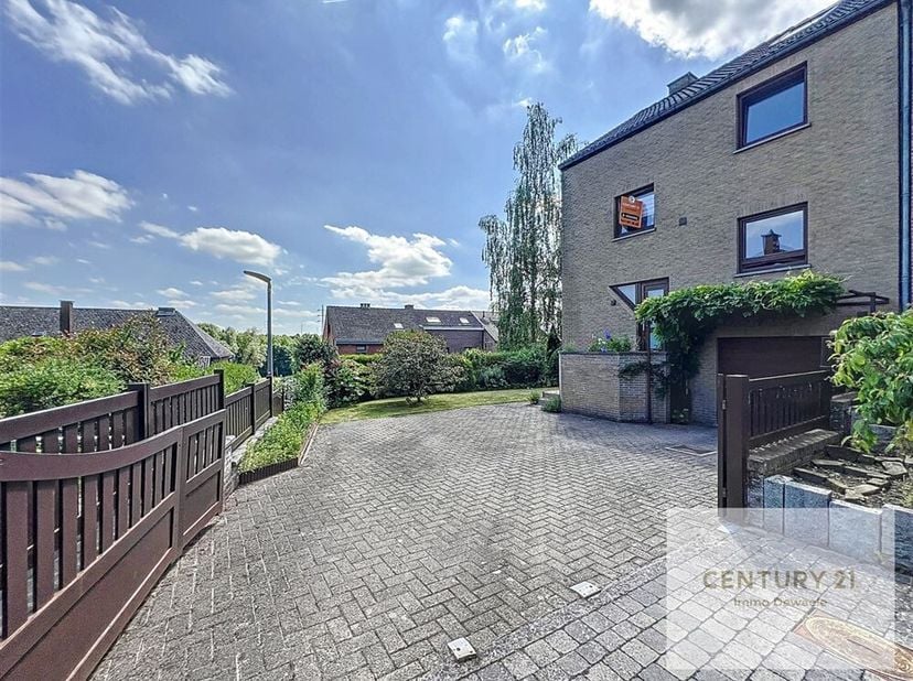 CENTURY 21 Immo Dewaele est ravi de vous présenter cette belle maison 3 façades, construite en 1990 et rénovée récemment avec goût. Située à proximité