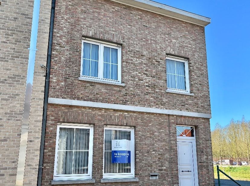 OPENDEURDAG 17/05 van 11u00 tot 12u00!&lt;br /&gt;
Ruime centrumwoning met 4 slaapkamers, veranda, zij-ingang en stadstuin&lt;br /&gt;
Deze verrassend ruime wonin