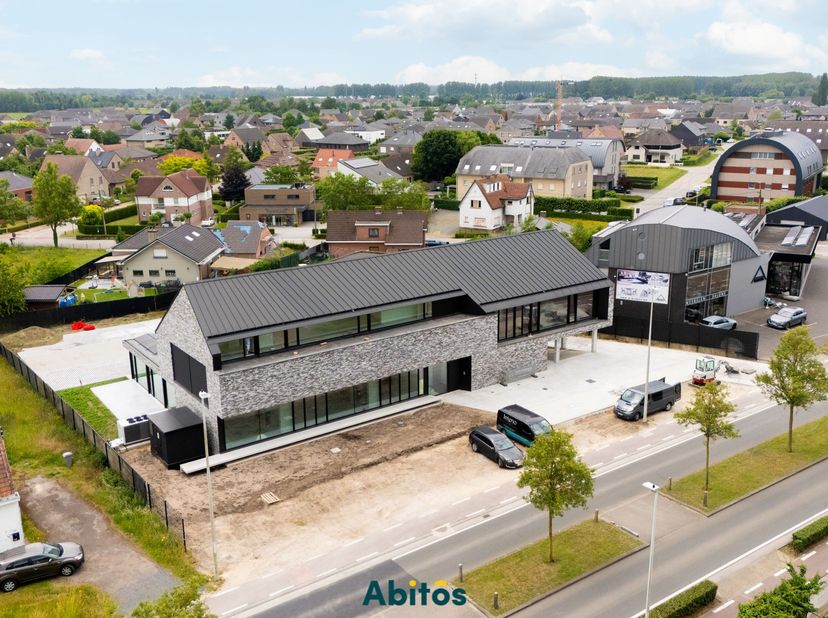 Zoek je een goed bereikbare en instapklare commerciële ruimte met uitstraling? Deze lichtrijke gelijkvloerse unit van ca. 400 m² combineert zichtbaarh