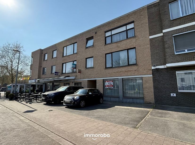 Dit gelijkvloers appartement op goeie locatie in Zulte heeft volgende indeling:&lt;br /&gt;
Inkomhal, apart toilet, woonkamer, keuken, 1 slaapkamer, bergrui
