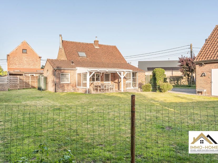 Deze charmante woning ontvangt je in een ruime inkomhal, met toegang tot een gastentoilet en met ruimte voor een vestiaire. Zo kom je verder tot in de