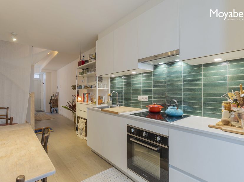 Deze moderne woning is gelegen middenin het historisch centrum van Gent, in een autovrij straat, enkel toegankelijk met de auto voor de bewoners. Het