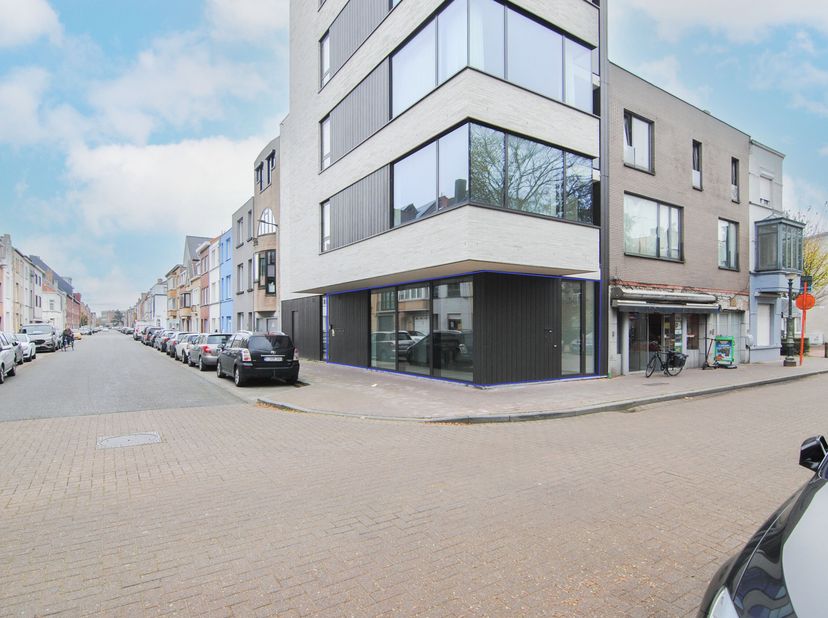 Dit volledig afgewerkte handelspand in Oostende biedt alles wat u zoekt om uw zaak te laten groeien. Dankzij de uitstekende ligging en aantrekkelijke