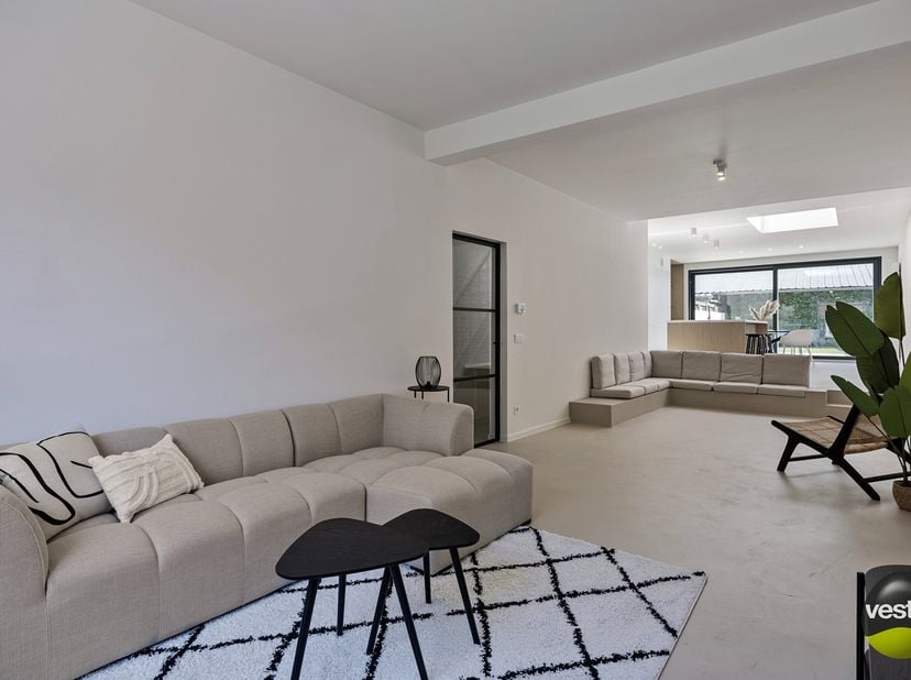 Bent u op zoek naar een instapklare woning in het hart van Hasselt, met alle moderne comfort en een gezellige stadstuin? Deze volledig in 2025 gerenov