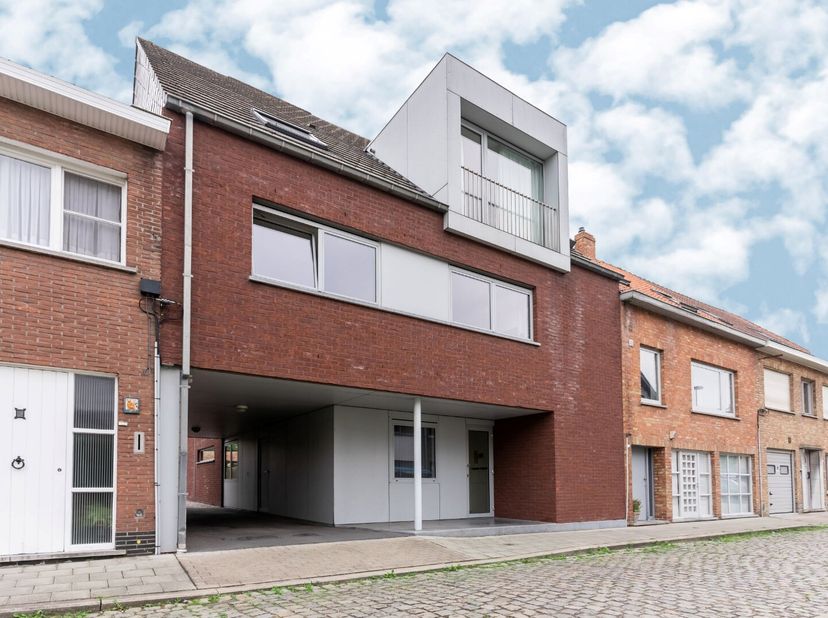 Op zoek naar een instapklaar appartement met een centrale ligging én een zonnig terras? Dit energiezuinig en charmante appartement biedt het allemaal!