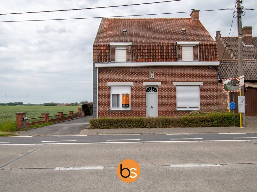 In het rustige en landelijke Sint-Eloois-Winkel, presenteren wij u deze charmante halfopen woning op een perceel van 1772 m².&lt;br /&gt;
De woning beschikt