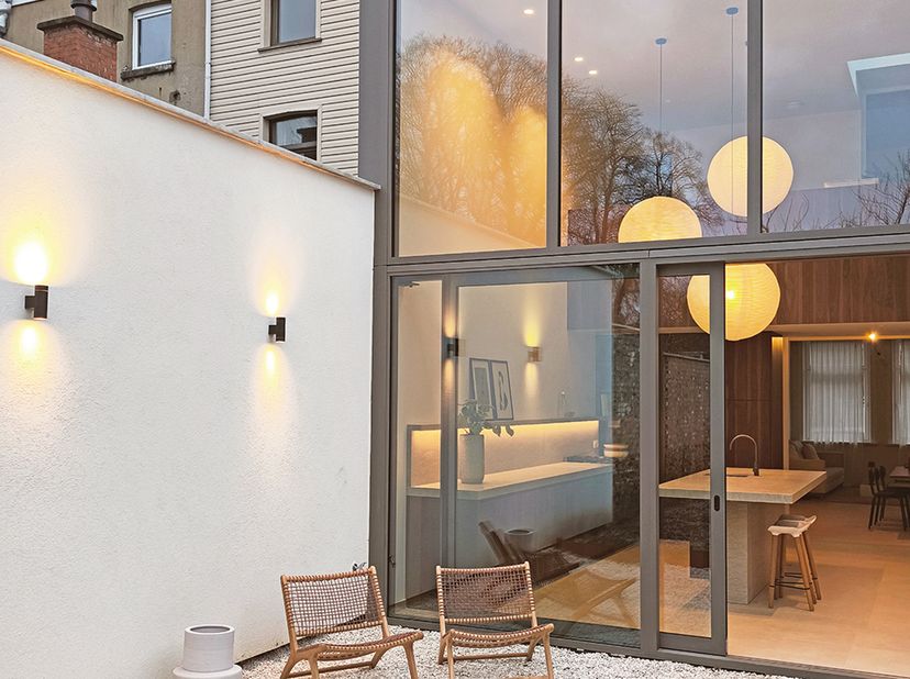 Découvrez cette élégante maison de maître rénovée sur le plan énergétique située au 44, rue de l&#039;Avenir, à proximité du quartier Doorniksewijk. La mai
