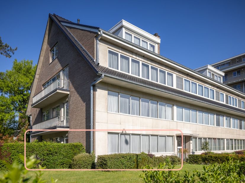 Dit ruime appartement is gelegen op een ideale locatie vlakbij de zeer residentiële Leopold III-laan, Heverleebos, winkels, op- en afritten van autost