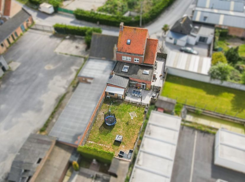 Deze halfopen woning geniet van een rustige, landelijke ligging nabij het centrum van Eernegem met alle nodige voorzieningen. De woning staat op een p