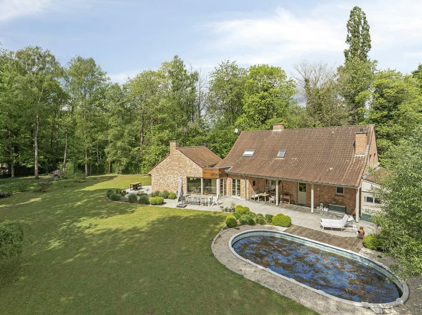 Vous rêvez d&#039;une maison calme dans un environnement magnifique ? Cette villa du Bois de Strihoux, construite en 1996, a tout pour plaire. Située dans