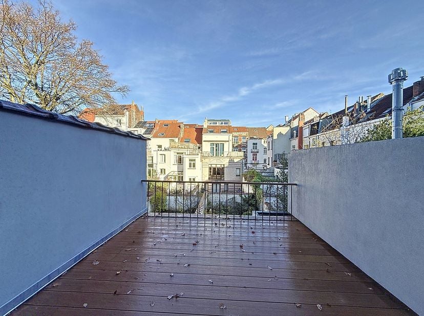 Square Marie-Louise / Ambiorix: In een kleine mede-eigendom van 4 eenheden, charmant appartement bestaande uit een woonruimte, een aparte keuken, een
