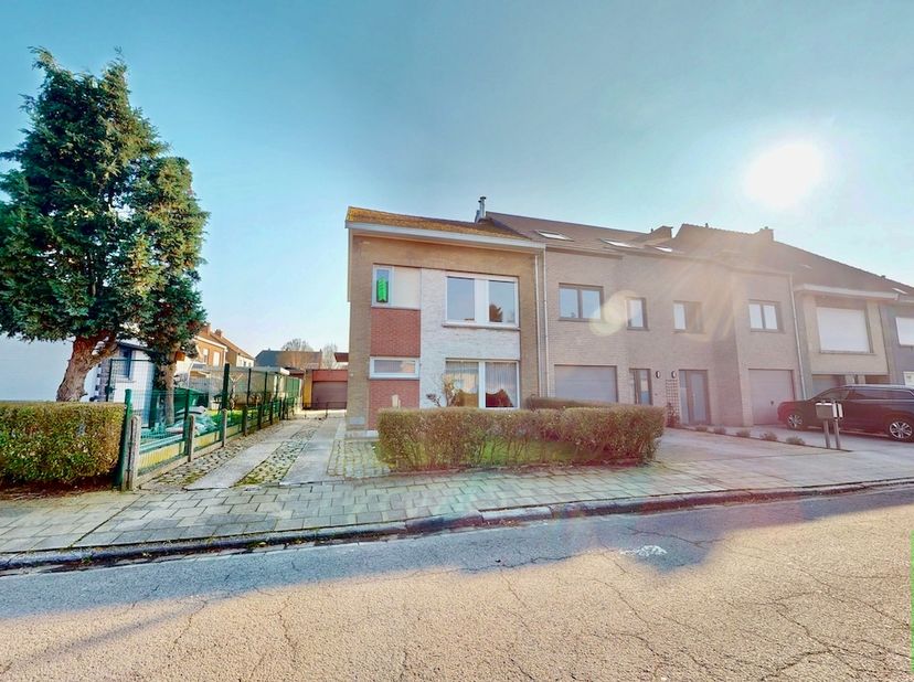 Gezinswoning met potentieel in Menen – Halfopen bebouwing met zuidgerichte tuin!&lt;br /&gt;
&lt;br /&gt;
Ontdek deze charmante halfopen bebouwing te Menen! Ideaa