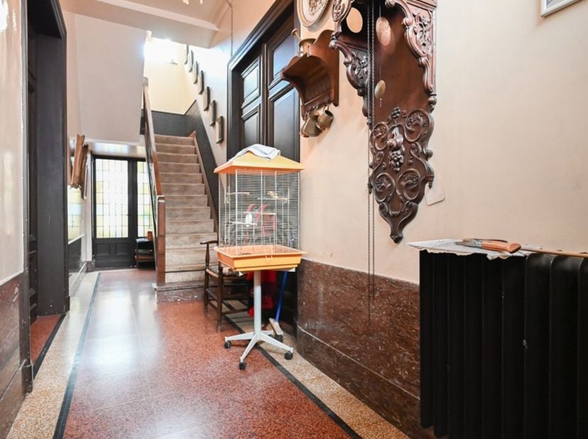 Volledig te renoveren neoclassicistisch herenwoning met maar liefst zes slaapkamers, diverse woonvertrekken, een oost georiënteerde tuin en diverse ch