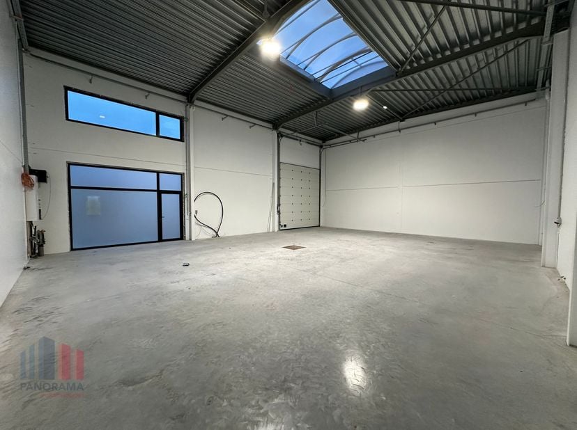 Fantastisch gelegen nieuwbouw KMO-unit met een oppervlakte van 180 m² en 3 privatieve parkeerplaatsen te huur langs de bedrijvige Gullegemsestraat en