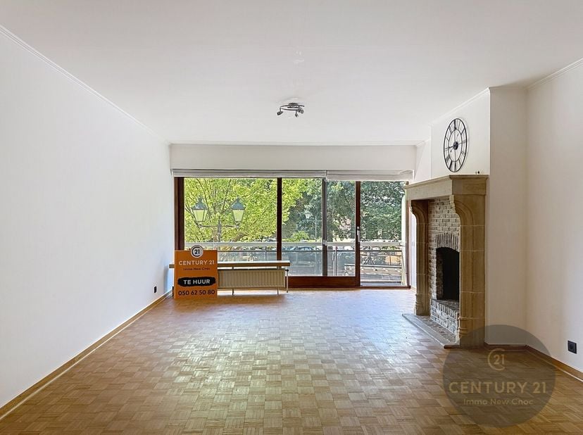 Dit appartement is gelegen in het begin van de Lippenslaan rechtover de kerk.&lt;br /&gt;
Vlakbij alle winkels, horeca, openbaar vervoer,... is dit appartem