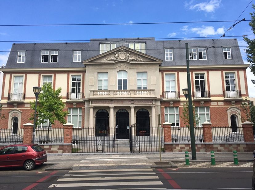 Uniek geklasseerd kantoorgebouw van +- 1200m² netto.&lt;br /&gt;
Originele elementen zoals smeedijzeren deuren en granito gietvloeren werden bewaard.&lt;br /&gt;