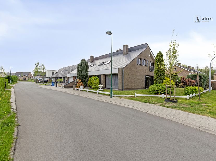 Vernieuwd dak  geen zorgen over grote kosten&lt;br /&gt;
Halfopen bebouwing met veel lichtinval&lt;br /&gt;
Gunstige ligging in rustige straat&lt;br /&gt;
Leuke tuin vo