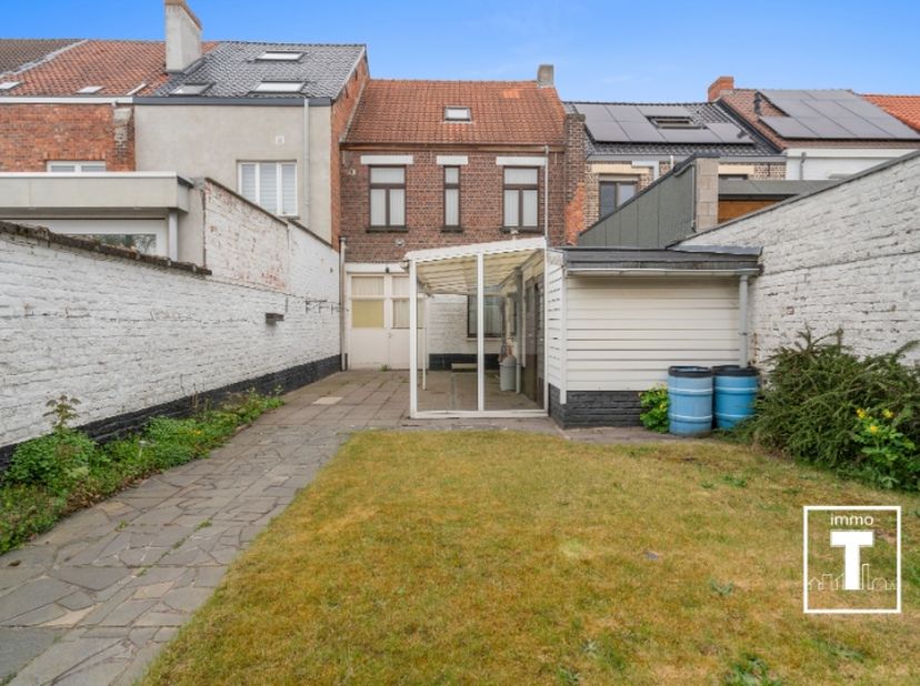 Ruime gezinswoning gelegen te Gentbrugge. In de directe nabijheid van openbaar vervoer, alle invalswegen, scholen en winkels. Indeling: Inkomhal met t