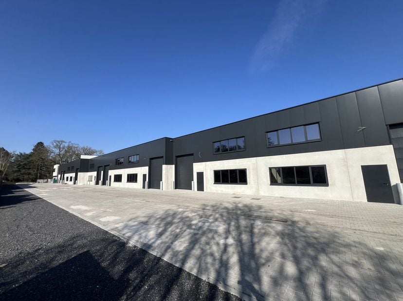 TE HUUR:&lt;br /&gt;
KMO-Unit in project De Berken van 302m² gelegen op een AAA-locatie langsheen de Houthalenseweg. Deze unit bestaat uit een hal van 302m²