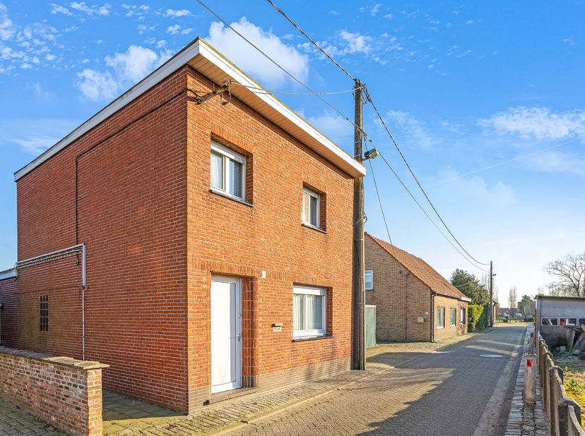 Deze te renoveren woning is gelegen in een super rustige straat, vlakbij het centrum van Zandvliet. Openbaar vervoer, scholen en winkels zijn allen in