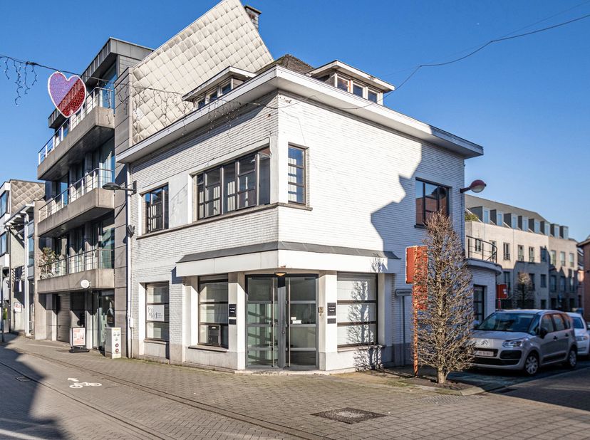 Vandaag nemen we jullie mee naar deze commerciële handelszaak + woonst in de winkelstraat van Bornem. De eigendom bevindt zich op wandelafstand van al