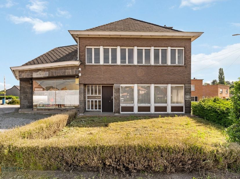 Op een uitstekende locatie te Putte bevindt zich dit handelpand met naastgelegen woonst. Het pand beschikt over een uitzonderlijke visibiliteit en een