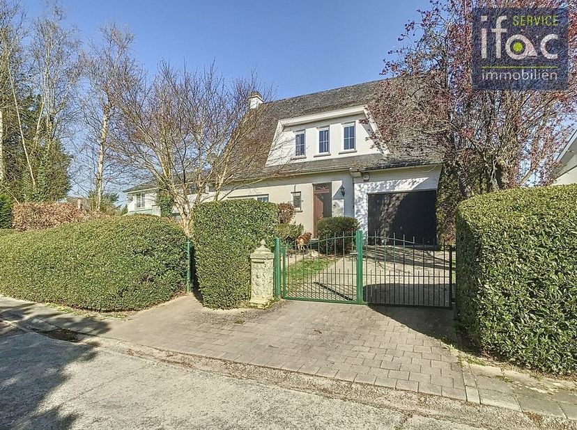 Charmante villa située dans un quartier résidentiel prisé, à deux pas du parc de Tervuren dans un environnement résidentiel calme et verdoyant, à dist