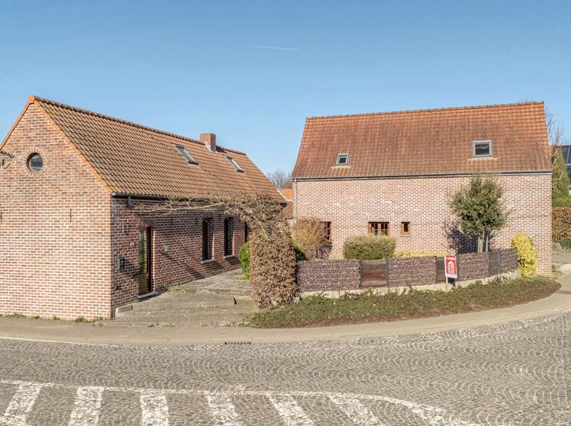 Idéalement située dans le charmant village de Rongy, lAgence Leclercq vous propose cette sympathique maison avec jardin et garage.&lt;br /&gt;
La propriété