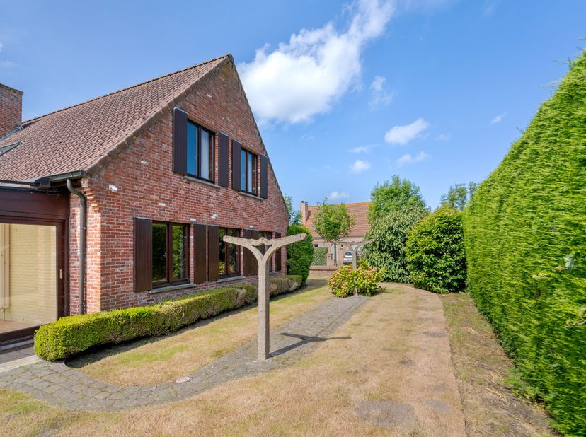 Grote en alleenstaande villa met dubbele garage op een zuidgericht perceel van 1229 m2 te Knokke Heist. Het perceel is opsplitsbaar.&lt;br /&gt;
Deze statig