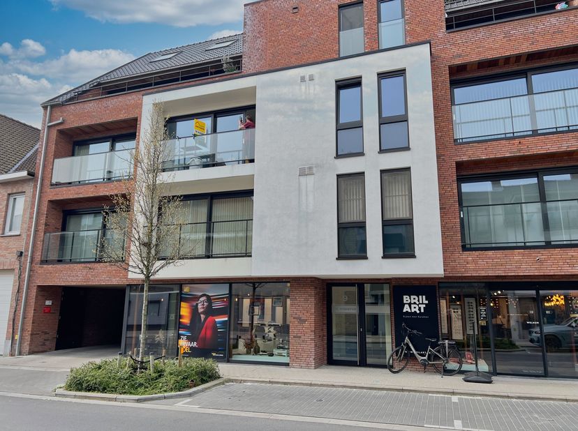 Prachtig en lichtrijk appartement in hartje centrum Torhout, op wandelafstand van de markt, kleinhandelszaken, openbaar vervoer,...Dit recent nieuwbou