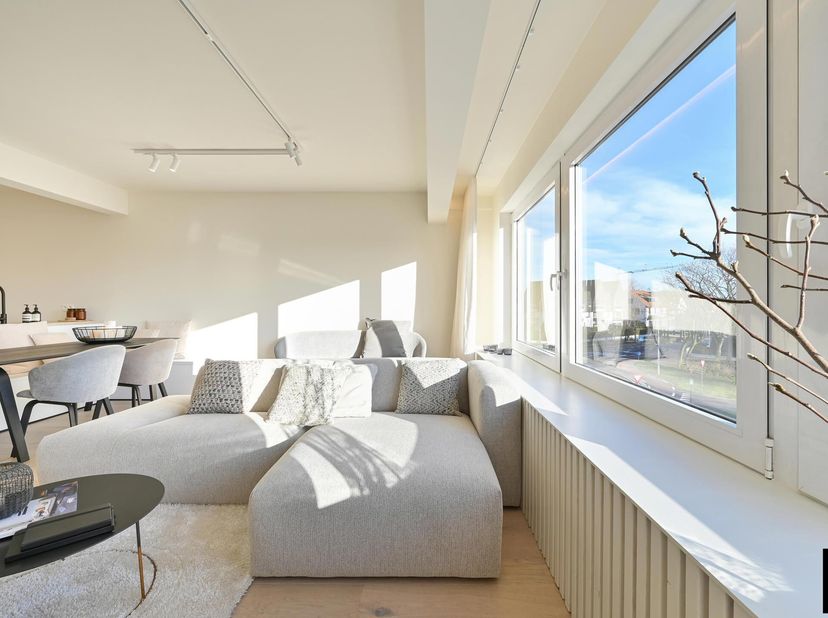 Bel appartement situé au centre de Knokke, avec vue ouverte sur les villas et jardins [av. Piers de Raveschoot]. Emplacement de voiture dans l&#039;immeubl