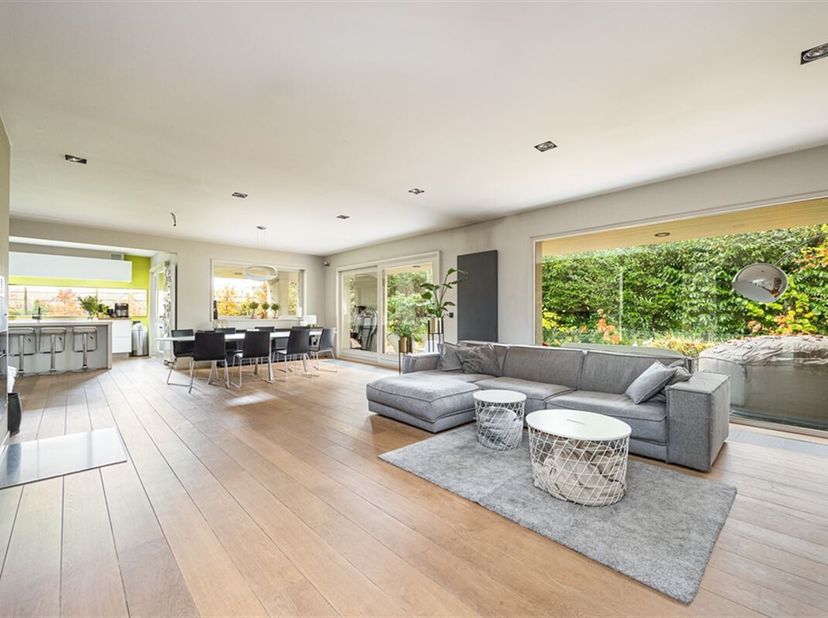 Bienvenue dans cette maison exclusive à Neerijse, une propriété qui allie parfaitement style et confort. Cette propriété offre pas moins de 334m² d&#039;es