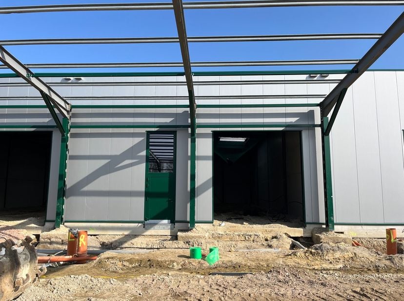 Unit 15 (289m²) in KMO-zone ‘The Sheds’ op de RE|CORE-site is gelegen in industriegebied en beschikt over 2 privatieve parkings. .  Vrije hoogte 6,26m