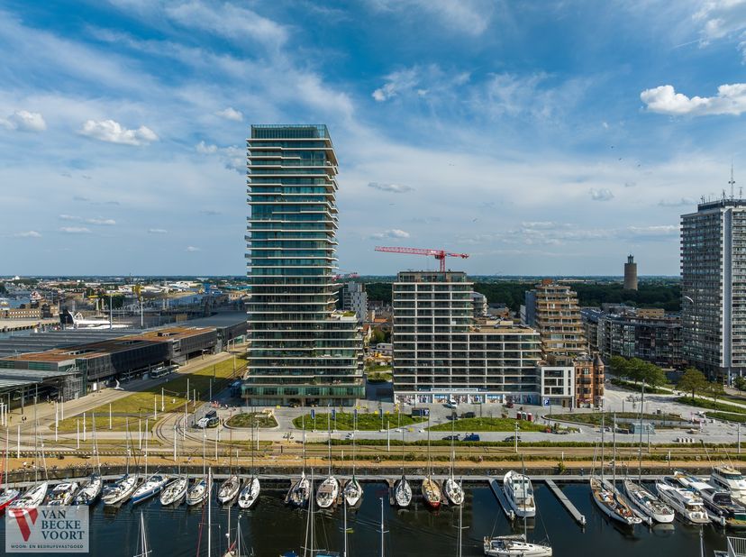 Op zoek naar een exclusieve sky-high business location? Zoek niet verder en ontdek het nieuwe stadsdeel in het centrum van Oostende: SKY DISTRICT. &lt;br