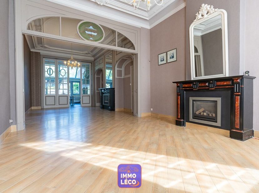 Au rez-de-chaussée : Spacieux hall d&#039;entrée avec escalier apparent, vaste et lumineuse pièce de vie (salon, salle à manger), extension desservant une