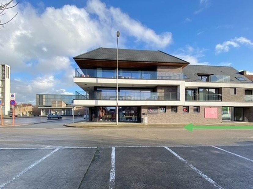 Gelegen vlakbij N43 Gent/Kortrijk staat deze recente gelijkvloerse commerciële ruimte met veel mogelijkheden: praktijk, kantoor, winkel,.. voorzien va