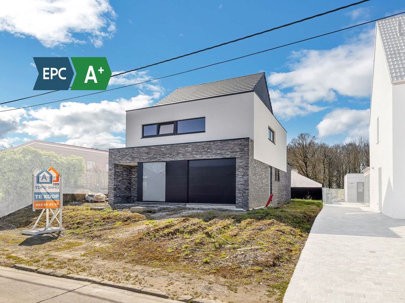 Voor meer info of een bezoek, bel 053 59 49 31 - In Brakel bevindt zich deze casco  moderne nieuwbouwwoning op een grond van 5 are 60 ca! Onder regist