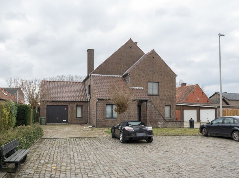 WONING &lt;br /&gt;
 &lt;br /&gt;
- perceeloppervlakte: 4a10ca  &lt;br /&gt;
- bouwjaar: 1984 &lt;br /&gt;
- KI: 887 &lt;br /&gt;
- inkomhal  &lt;br /&gt;
- leefruimte met open keuken &lt;b